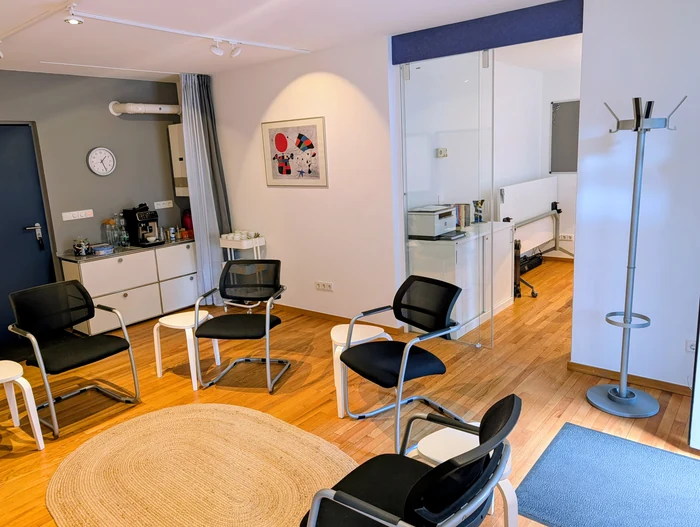 Seminarraum kantaa mit Seminarbestuhlung und Beamer