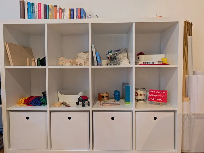 Methodenregal kantaa mit Materialien für Supervision und Coaching